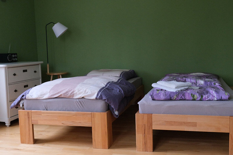 Das grüne Schlafzimmer: zwei separate Betten